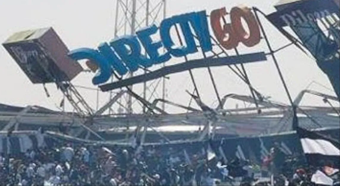 ভেঙে পড়ল ফুটবল স্টেডিয়াম, আহত ৪