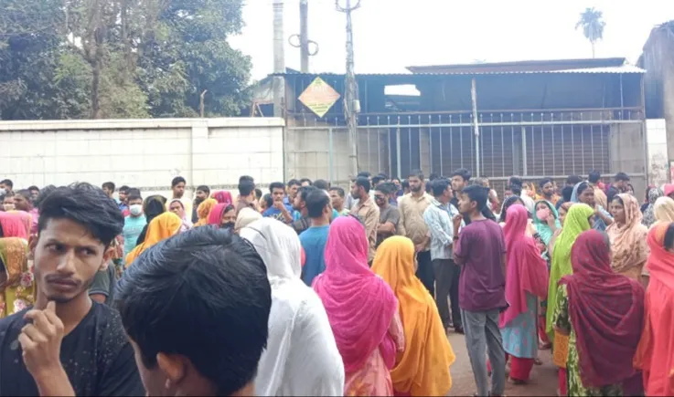বন্ধ কারখানা খুলে দেওয়ার দাবিতে আশুলিয়ায় শ্রমিকদের বিক্ষোভ
