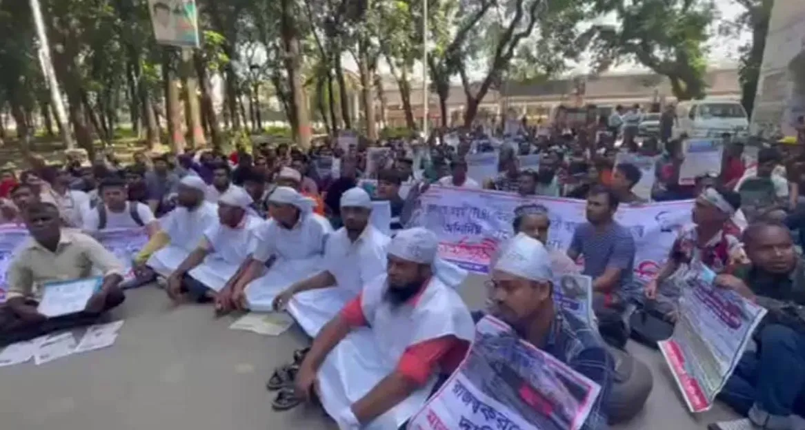 কমলাপুর রেলস্টেশনে শ্রমিকদের বিক্ষোভ