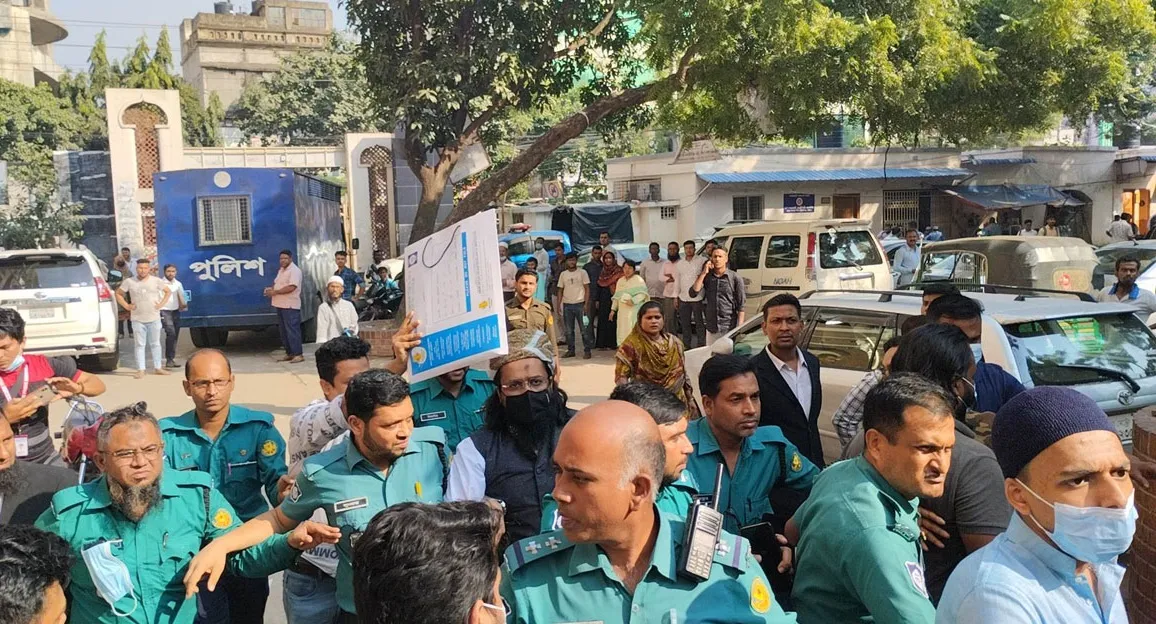 ভোরের পাতার সম্পাদক কাজী এরতেজা এক দিনের রিমান্ডে