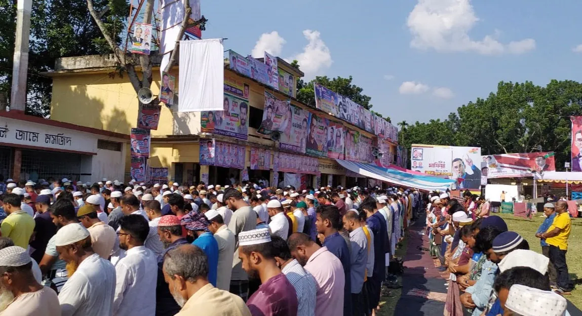 গণসমাবেশের মাঠে নামাজ পড়লেন বিএনপির নেতাকর্মীরা