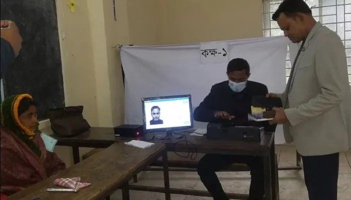 গাইবান্ধা উপনির্বাচন : শীত-ঘন কুয়াশার কারণে ভোটার উপস্থিতি কম