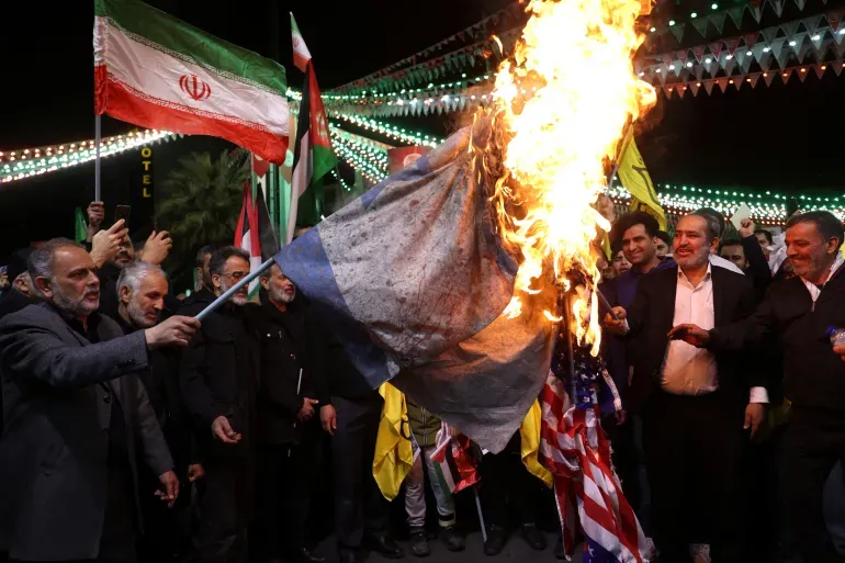 هآرتس تتحدث عن 4 سيناريوهات محتملة للرد الإيراني على اغتيال قادة بفيلق القدس