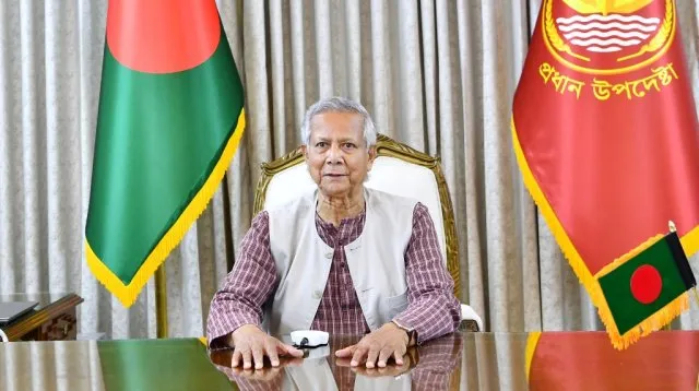 সেনাবাহিনীর মহড়া দেখতে রাজবাড়ীতে প্রধান উপদেষ্টা