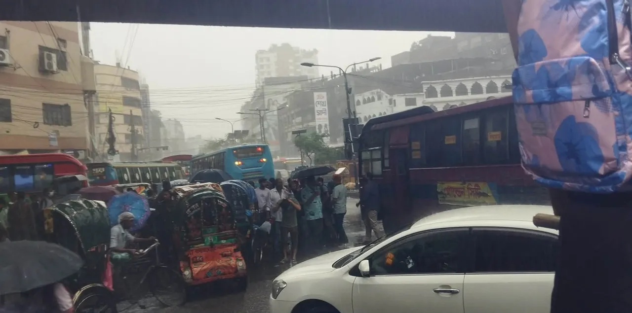 স্বস্তির ঈদযাত্রায় বৃষ্টির বাগড়া