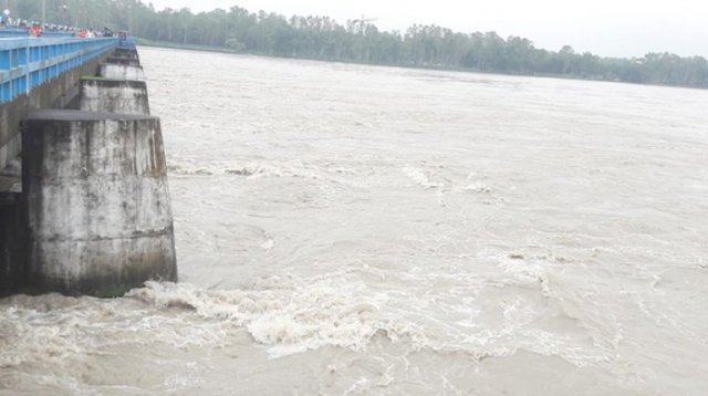 বিপৎসীমার ওপর দিয়ে প্রবাহিত হচ্ছে তিস্তার পানি