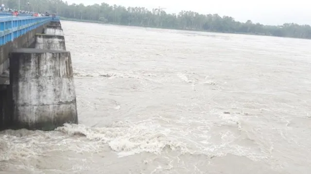 বিপৎসীমার ওপর দিয়ে প্রবাহিত হচ্ছে তিস্তার পানি