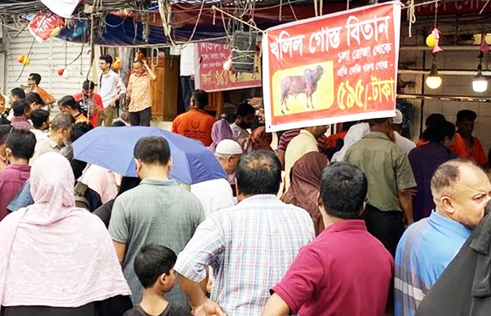 ৫৯৫ টাকায় মাংস কিনতে খলিলের দোকানে লম্বা লাইন