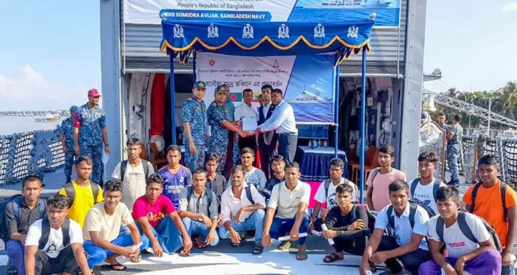 ২০ বাংলাদেশিকে ফিরিয়ে আনলো নৌবাহিনী