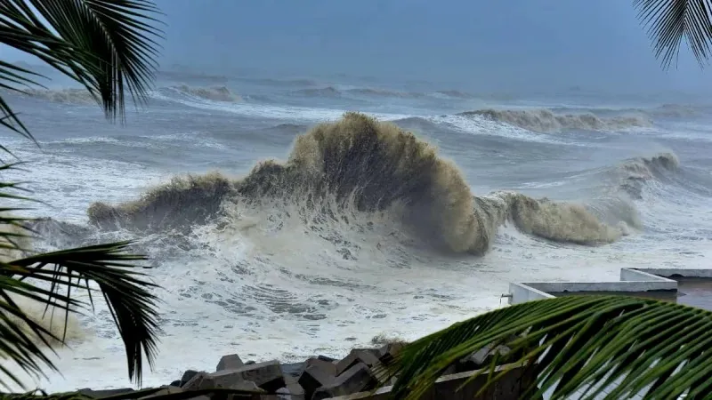 উপকূলে ধেয়ে আসছে শক্তিশালী ঘূর্ণিঝড়