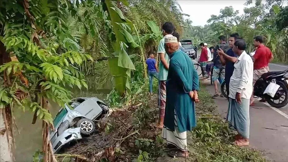 পিরোজপুরে নিয়ন্ত্রণ হারিয়ে প্রাইভেটকার খালে, নিহত ৮