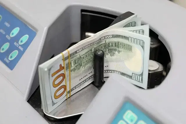 تراجع حاد في قيمة الـ تاكا، وارتفاع في سعر الدولار إلى 117 تاكا