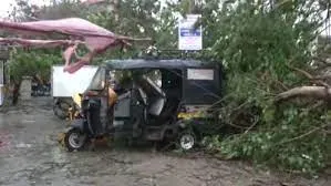 ঘূর্ণিঝড় বিপর্যয় : গুজরাটের এক হাজার গ্রাম বিদ্যুৎহীন