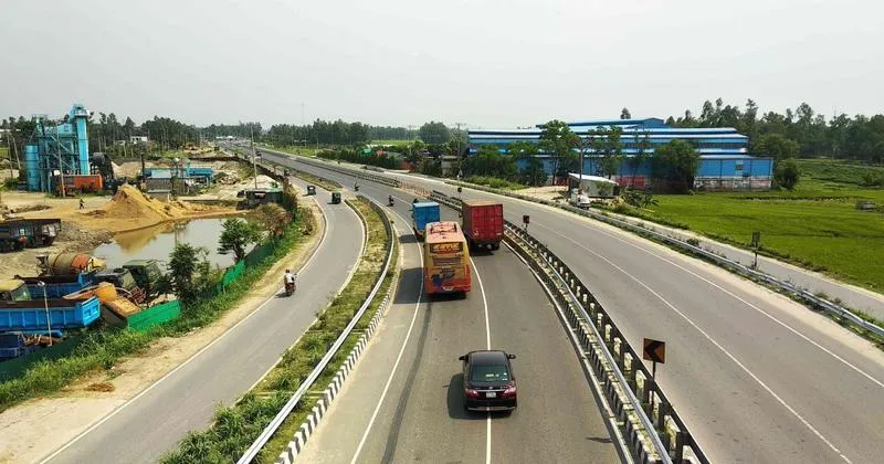 ‘ভোগান্তিহীন ঈদযাত্রা সড়কে নেই বাড়তি চাপ’