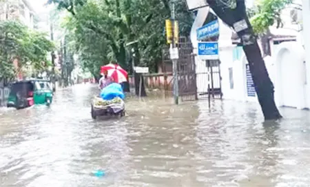 সুরমার তীর উপচে নগরে ঢুকছে পানি