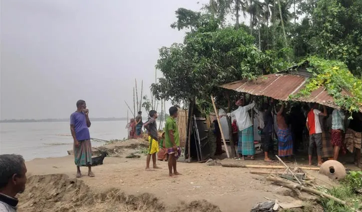 কুড়িগ্রামে তিস্তার ভাঙনে দিশেহারা মানুষ