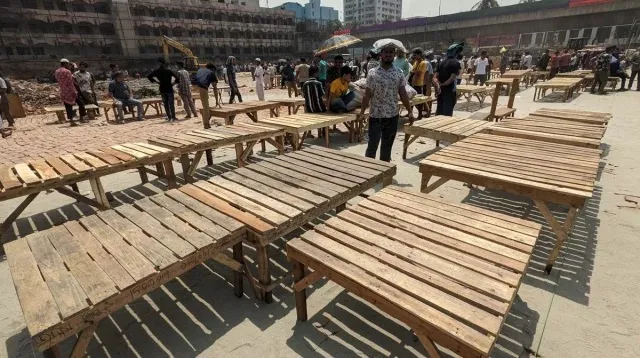 বঙ্গবাজারে চৌকি বসিয়ে ব্যবসা শুরু