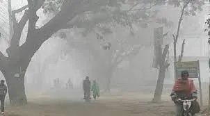 হিলিতে তীব্র শীতে বিপর্যস্ত জনজীবন