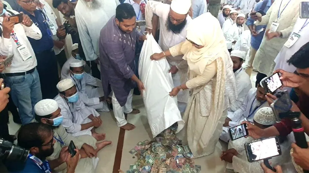পাগলা মসজিদের দানবাক্সে ৪৩ বস্তা টাকা, নতুন রেকর্ডের প্রত্যাশা