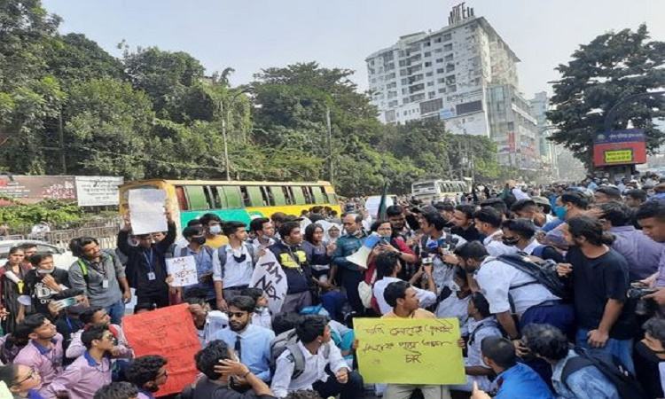 Student killed by road crush: Students blocks Farmgate streets