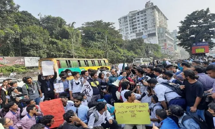 Student killed by road crush: Students blocks Farmgate streets