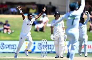 চাপে থেকেও ভালো জবাব দিচ্ছে নিউজিল্যান্ড