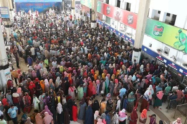 দ্বিতীয় দিনেও কমলাপুরে উপচেপড়া ভিড়