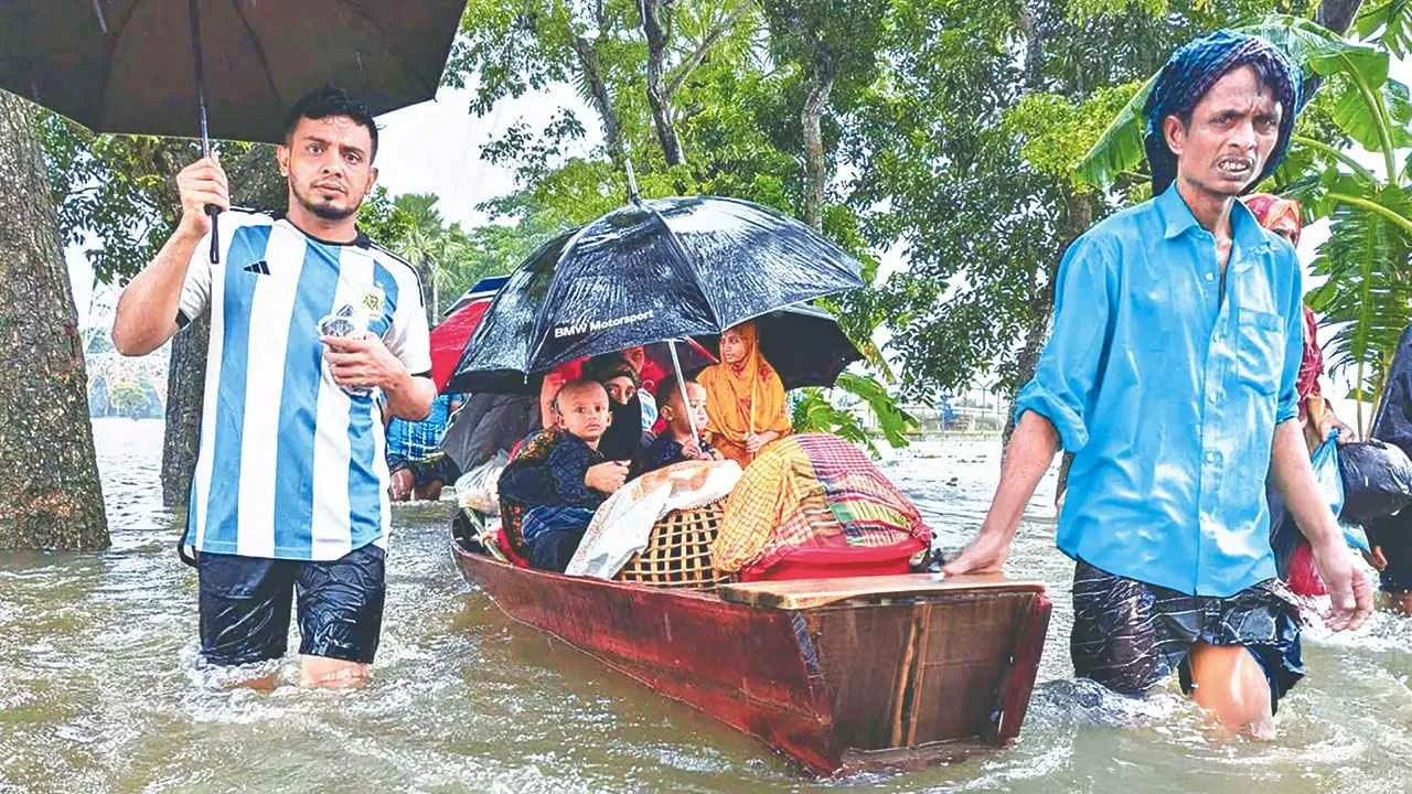 প্রাণ বাঁচাতে খালি হাতে আশ্রয়কেন্দ্রে ছুটছেন বন্যার্ত মানুষ