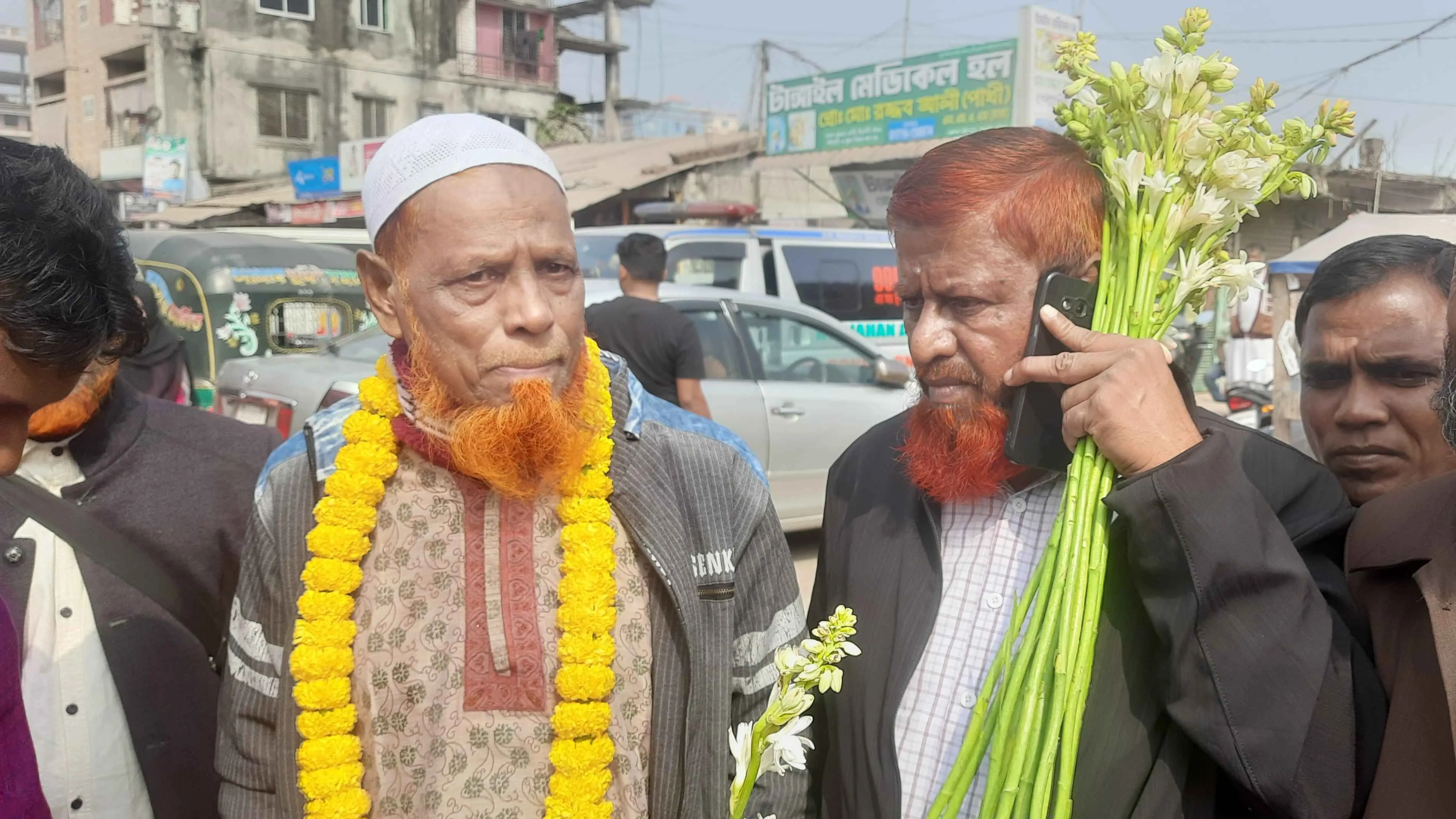কারাগার থেকে একে একে মুক্ত হচ্ছেন বিডিআর সদস্যরা, ফুল দিয়ে বরণ