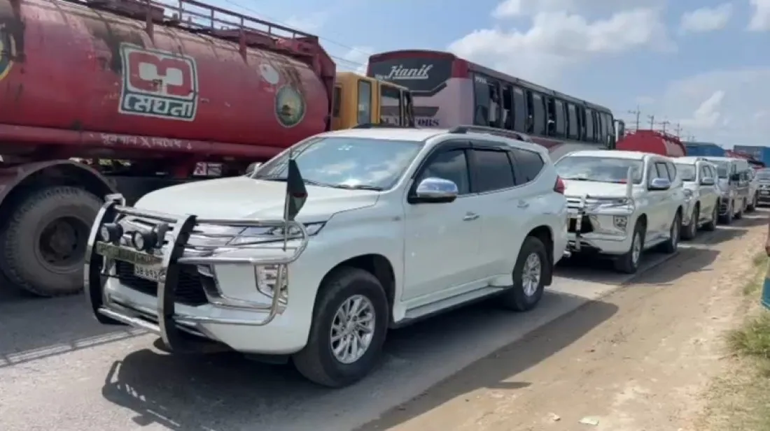 মহাসড়ক পরিদর্শনে যানজটে আটকা সেতু ও সড়ক উপদেষ্টা