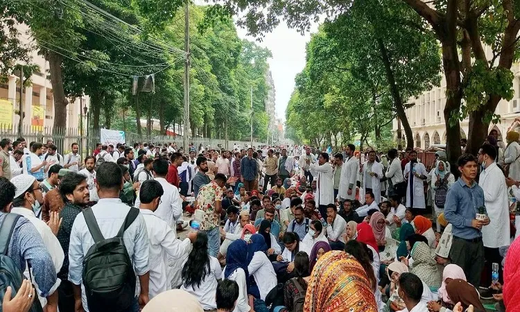 শাহবাগ-কাঁটাবন সড়কে অবস্থান নিয়েছেন ট্রেইনি চিকিৎসকরা