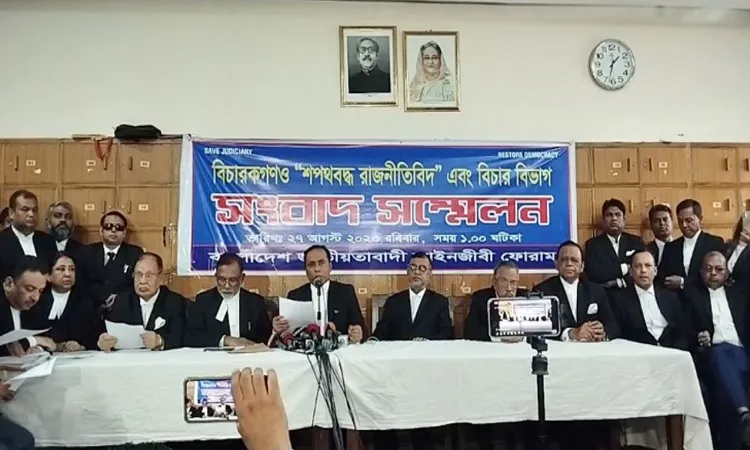 ‘শপথবদ্ধ রাজনীতিবিদ’ বলা বিচারপতিদের দায়িত্ব থেকে বিরত রাখার দাবি