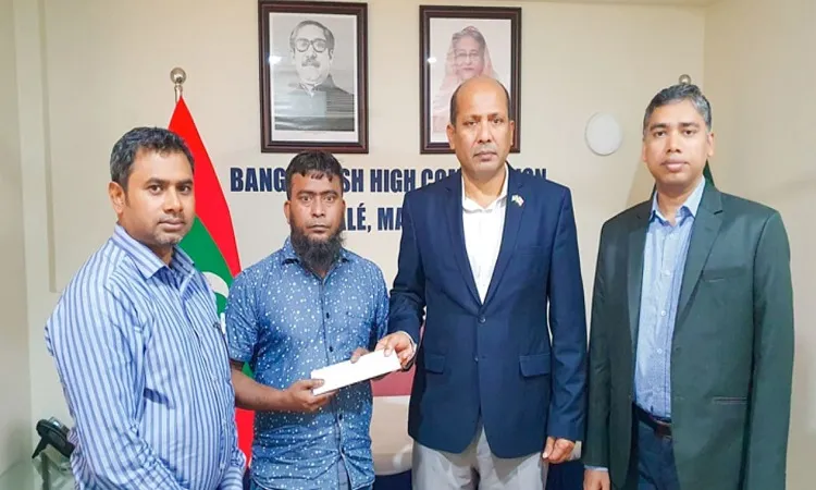 মালদ্বীপে অসুস্থ প্রবাসী বাংলাদেশিকে বিমান টিকিট হস্তান্তর