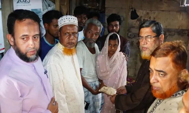 সীতাকুণ্ডে আগুনে নিহত হওয়া পরিবারকে আর্থিক সহায়তা জামায়াতের
