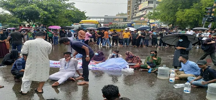 বৃষ্টিতে ভিজে ৭ কলেজের শিক্ষার্থীদের সড়ক অবরোধ