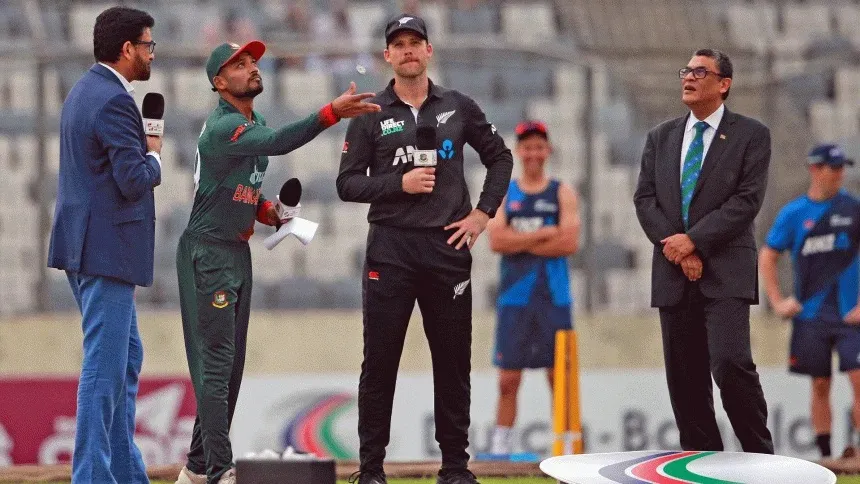 Bangladesh bat after 20-minute rain delay