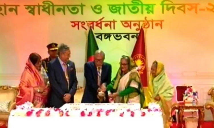 মহান স্বাধীনতা দিবস উপলক্ষ্যে কেক কাটলেন রাষ্ট্রপতি-প্রধানমন্ত্রী