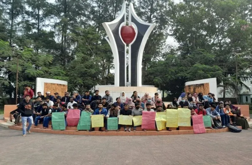 নোবিপ্রবি শিক্ষার্থীদের ক্লাস বর্জন ও অবস্থান কর্মসূচি