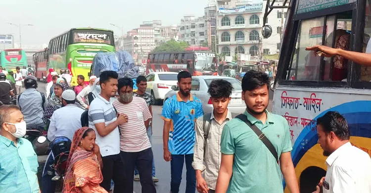 ঢাকার সড়কে সকালে গণপরিবহন কম, অফিসগামী মানুষের ভোগান্তি