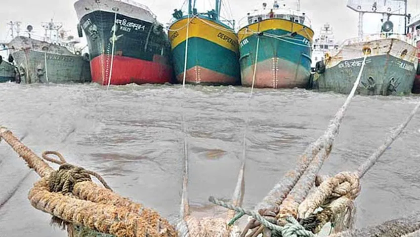চট্টগ্রামে জাহাজে পণ্য পরিবহন বন্ধ