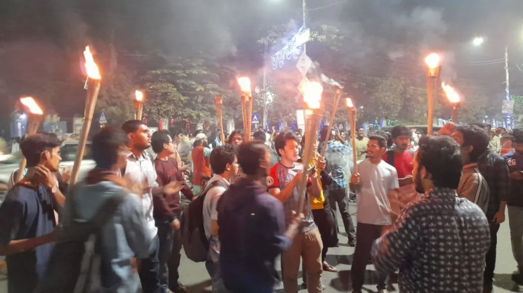 ঢাবিতে গাড়িচাপায় নারীর মৃত্যু: নিরাপদ ক্যাম্পাসের দাবিতে শিক্ষার্থীদের বিক্ষোভ
