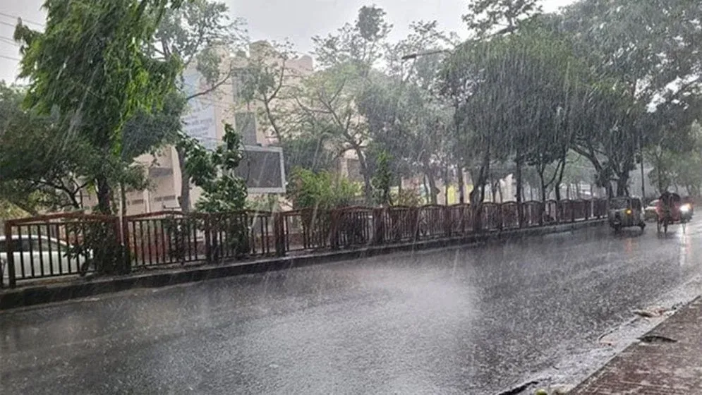 সাতসকালে রাজধানীতে মুষলধারে বৃষ্টি