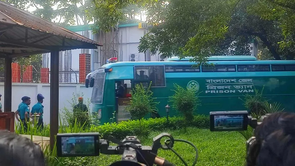 সেনা কর্মকর্তাদের আনা হয়েছে ট্রাইব্যুনালে