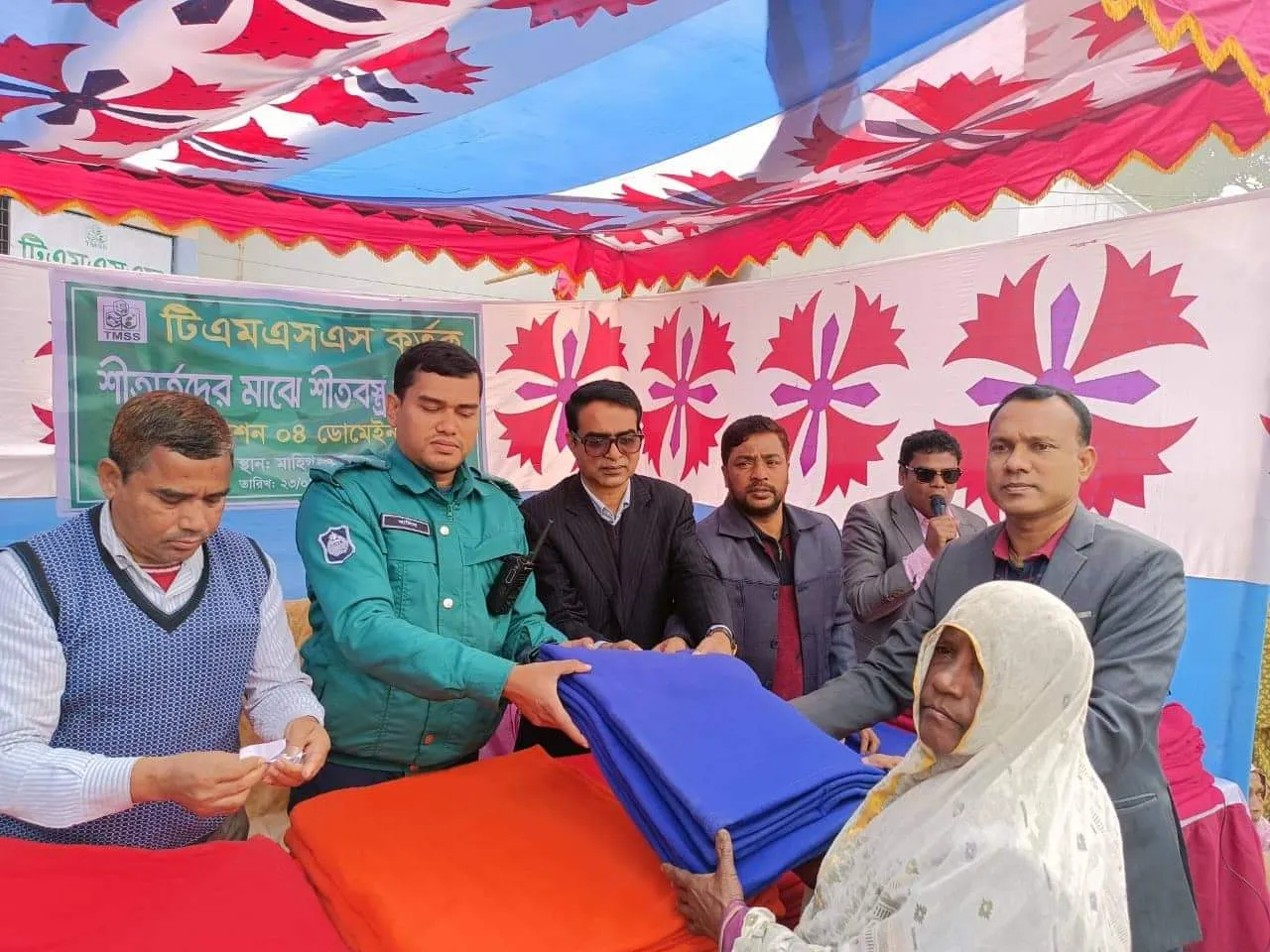 রংপুরের মাহিগন্জে শীতার্তদের মাঝে টিএমএসএসের কম্বল বিতরণ