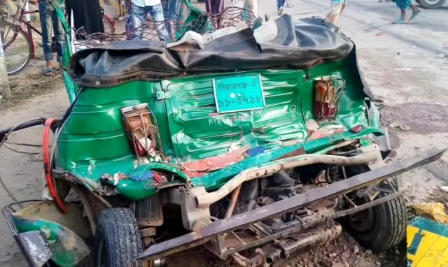 বাসের চাপায় দুমড়েমুচড়ে গেল ৪ অটোরিকশা