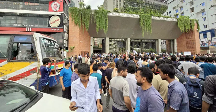 বাড্ডায় ব্রাক বিশ্ববিদ্যালয় শিক্ষার্থীদের সড়ক অবরোধ