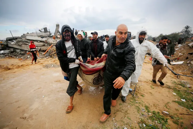 نحو 27 ألف شهيد بغزة والاحتلال يشدد حصار مستشفى الأمل ومجمع ناصر الطبي