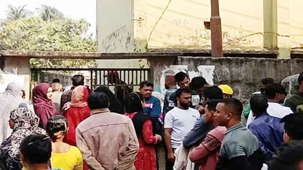 যশোরে ভোট কেন্দ্রে সিল চুরি, ভোটগ্রহণে ধীরগতি
