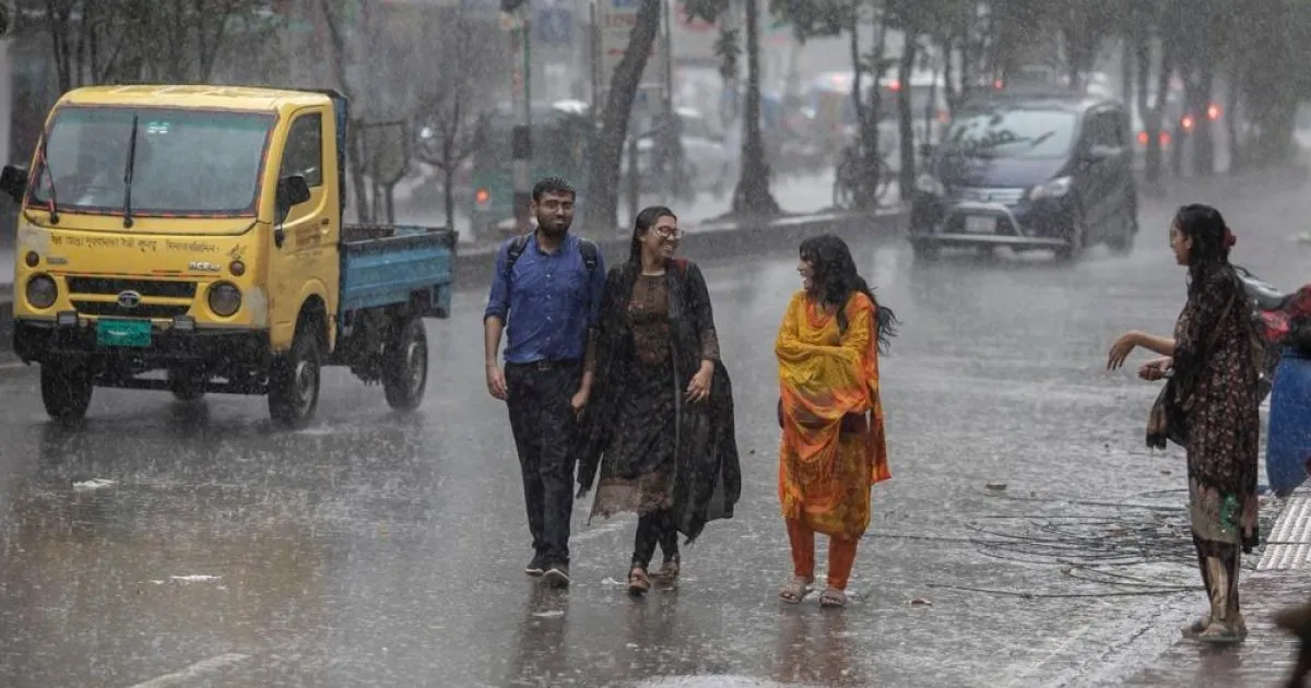 ঢাকায় মুষলধারে বৃষ্টি, ঝরছে উপকূলেও
