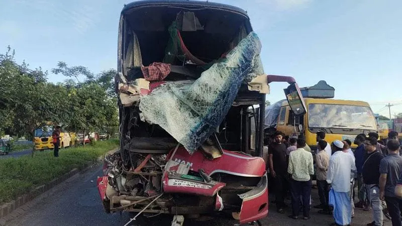 ট্রাকের পেছনে বাসের ধাক্কা, আহত ২৫